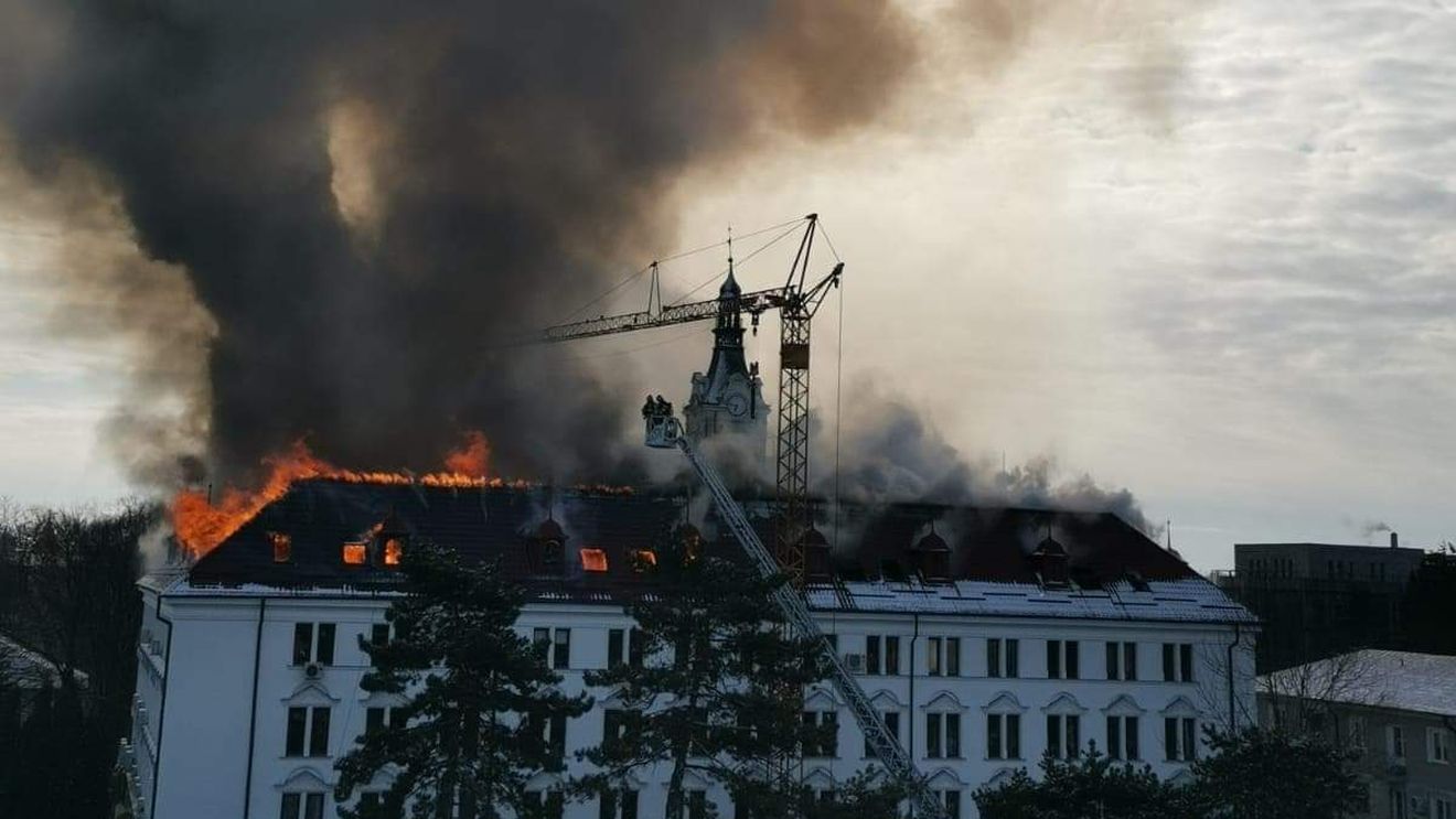 Gheorghe Flutur, despre incendiul de la Consiliul Județean Suceava: O clădire de patrimoniu din 1902, cea mai importantă clădire din Suceava. A fost reabilitată în anul 2015, avea autorizaţie ISU/ Căutăm soluții pentru relocarea birourilor