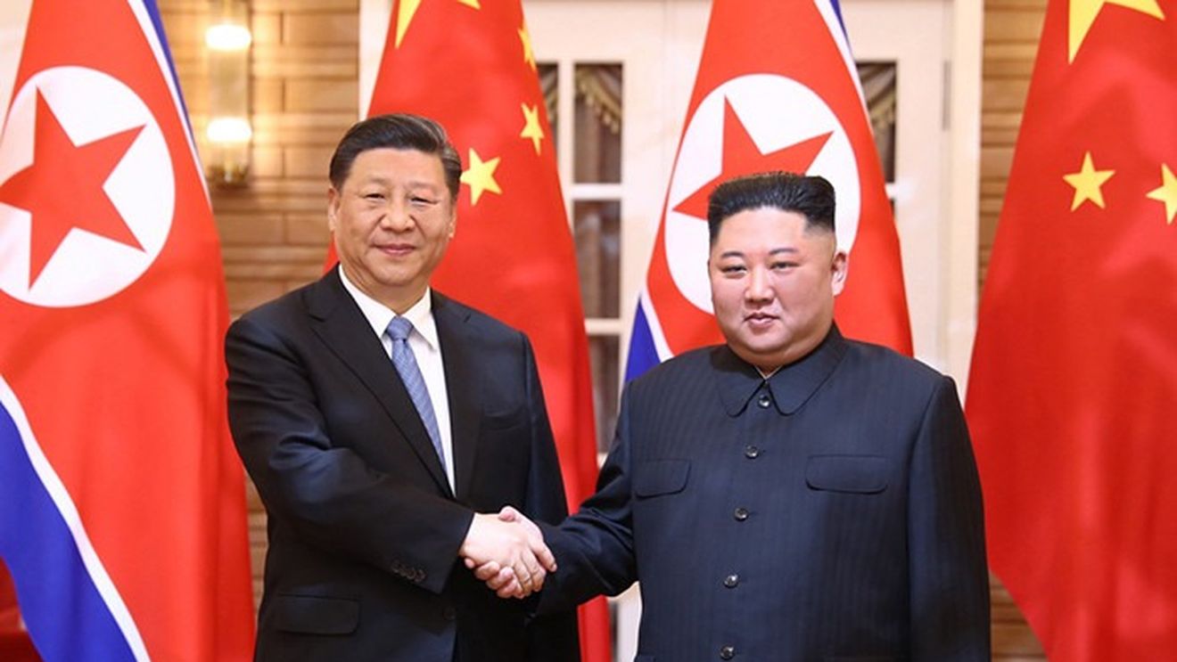 Mii de participanți, bannere, drapele și portrete: Xi Jinping a ajuns în Coreea de Nord /  Kim Jong Un s-a referit la „o singură Chină”, în contextul privind Taiwanul 