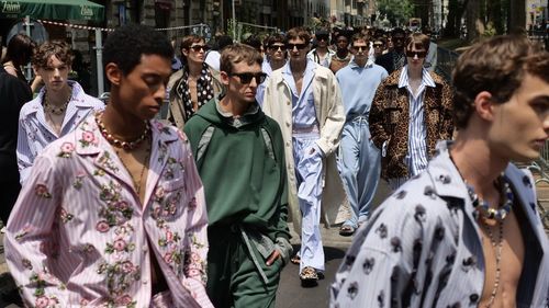 De la dormitor la catwalk: pijamalele de lux, noul statement al modei masculine