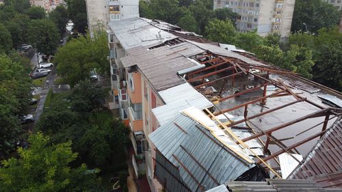 FOTO & VIDEO Vijelie puternică la Hunedoara/ Mai multe acoperișuri au fost smulse de vânt și aruncate peste mașini/ Primăria spune că este vorba de acoperişurile făcute fără autorizaţii