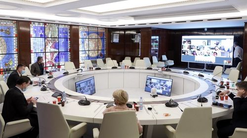 Ludovic Orban: În funcție de evoluția epidemiologică, va fi analizată reluarea spectacolelor în aer liber cu respectarea normelor de protecție sanitară și de distanțare fizică