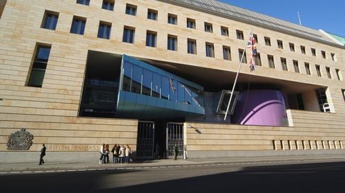 Lucrătorul de la ambasada britanică din Berlin care spiona pentru Rusia “a transmis documente sensibile despre operațiunile antiteroriste britanice”
