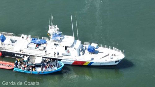 O ambarcaţiune pescărească cu zeci de migranţi la bord, depistată pe Marea Neagră, în dreptul staţiunii Costineşti / Sunt aproximativ 30 de persoane și vin din Turcia