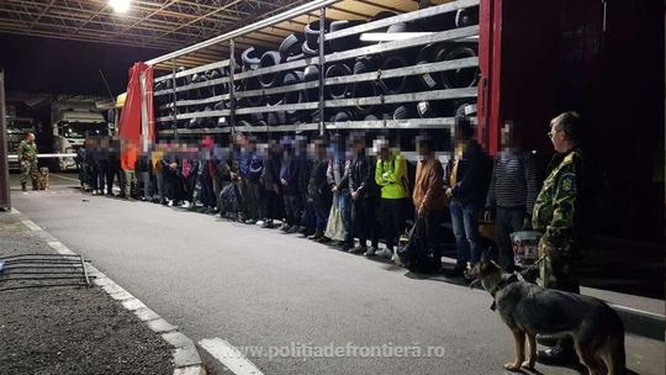 Trump intenționează să amendeze migranții cu 998 de dolari pe zi pentru că nu pleacă după ordinul de deportare