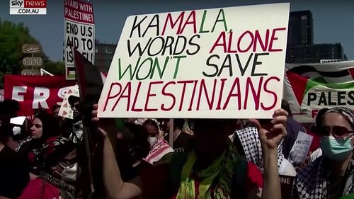 Mii de protestatari pro-palestinieni au mărșăluit la Convenţia democrată: ”Killer Kamala” / Patru persoane arestate după ce gardul de securitate a fost rupt