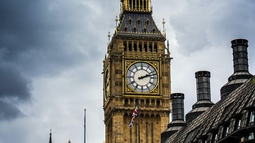 Bărbatul care s-a urcat pe turnul Big Ben din Londra cu un steag palestinian a coborât după 16 ore şi a fost arestat