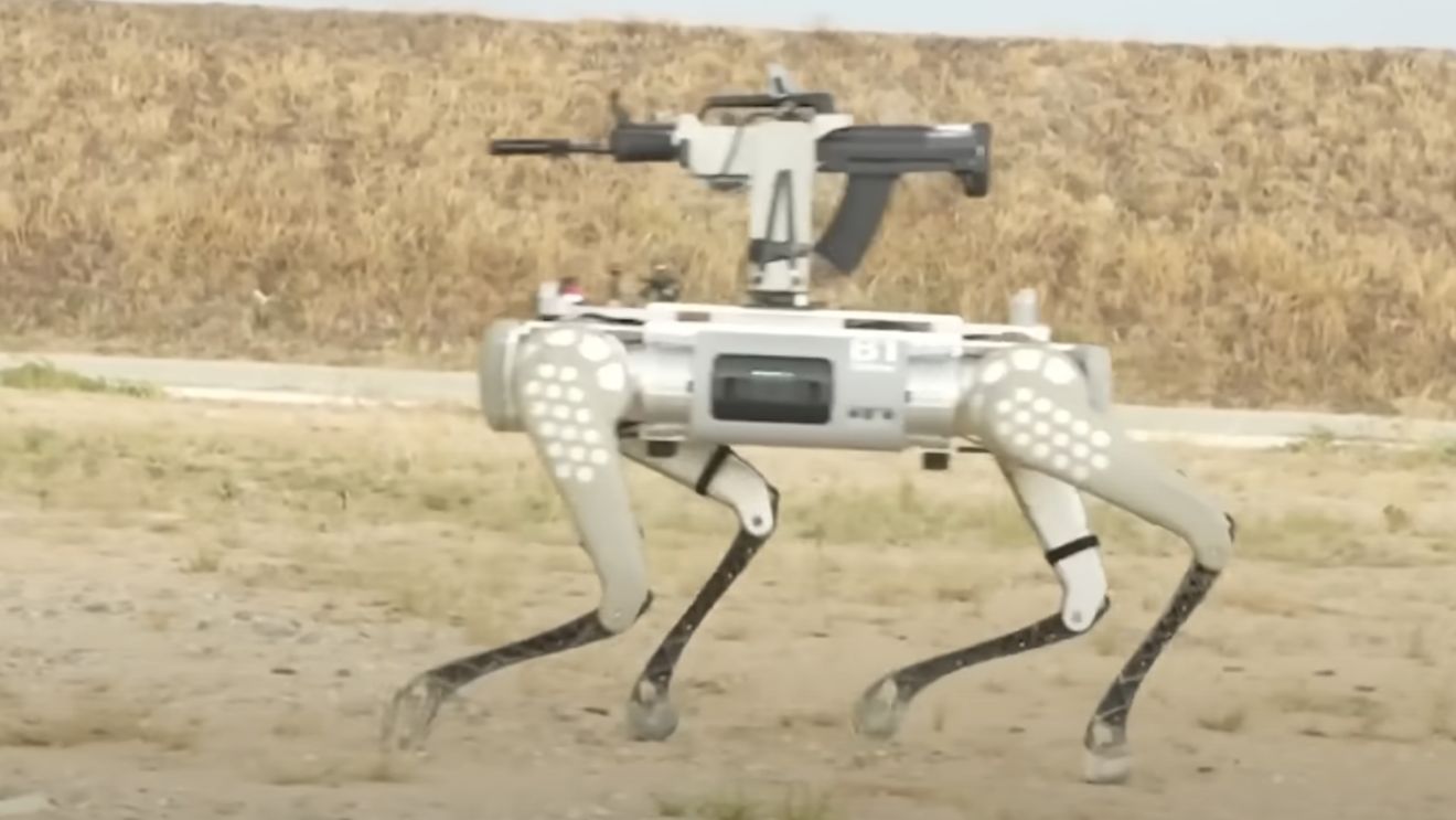 China prezintă un câine-robot cu o pușcă automată montată pe spate