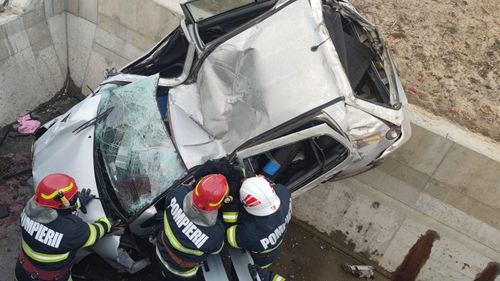 FOTO Accident pe Valea Oltului: O tânără de 34 de ani a decedat după ce a căzut cu mașina într-un șanț