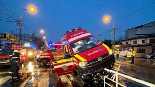 O ambulanţă SMURD a lovit un refugiu de tramvai, în Capitală. Trei persoane au fost rănite, circulația tramvaielor oprită