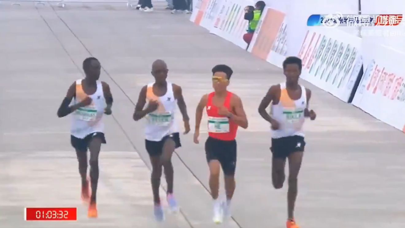 VIDEO Câştigătorul semimaratonului de la Beijing a fost deposedat de medalie după ce alţi alergători au încetinit pentru ca el să treacă primul linia de sosire