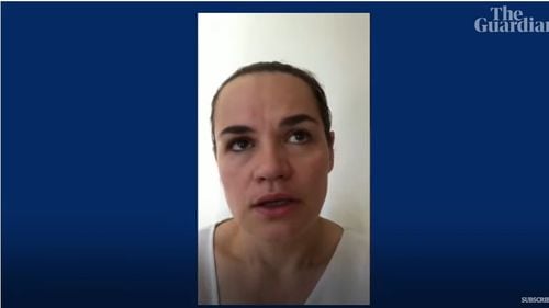 Exilată în Lituania, Svetlana Tihanovskaia înregistrează un video în care le cere susținătorilor săi să nu mai manifesteze/ Apropiații opozantei din Belarus spun că a înregistrat filmuletul sub "presiunea forțelor de securitate"