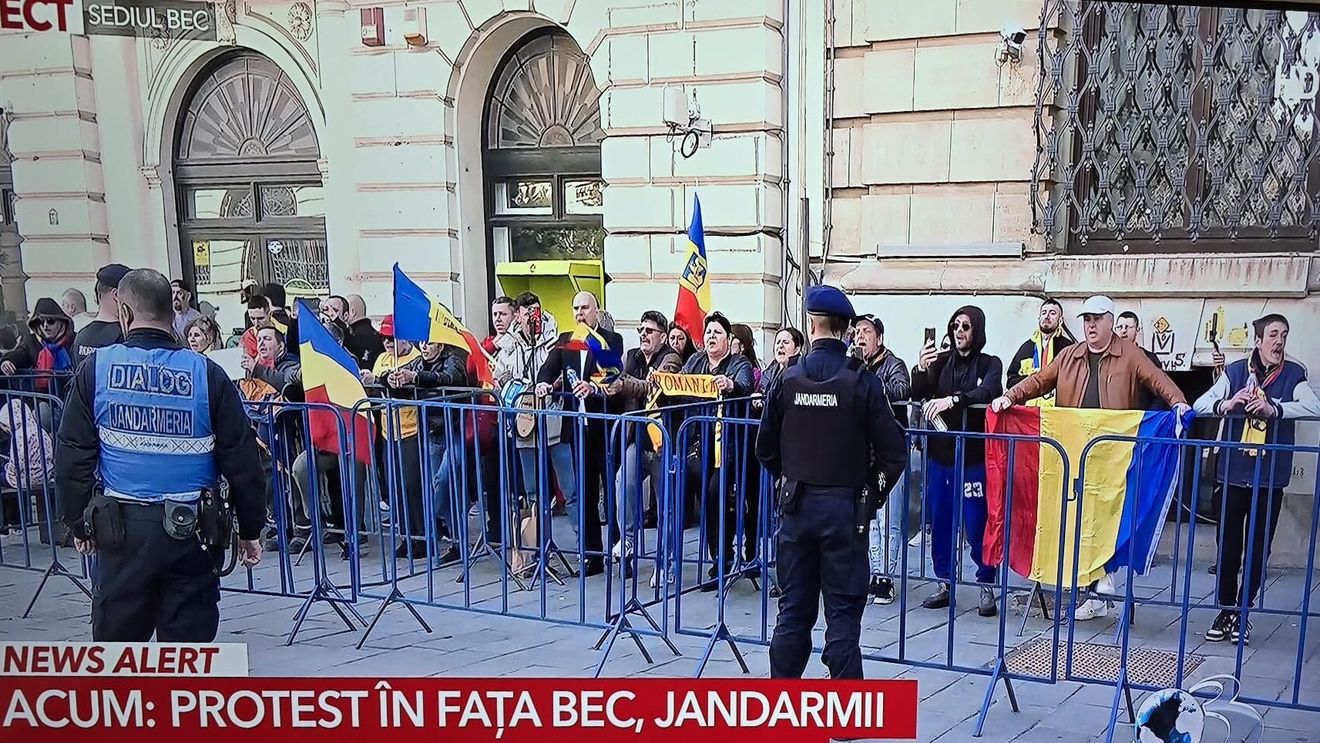 Câțiva susținători ai lui Georgescu s-au adunat în fața BEC, unde urmează să ajungă Crin Antonescu pentru a-și înscrie candidatura la președinție