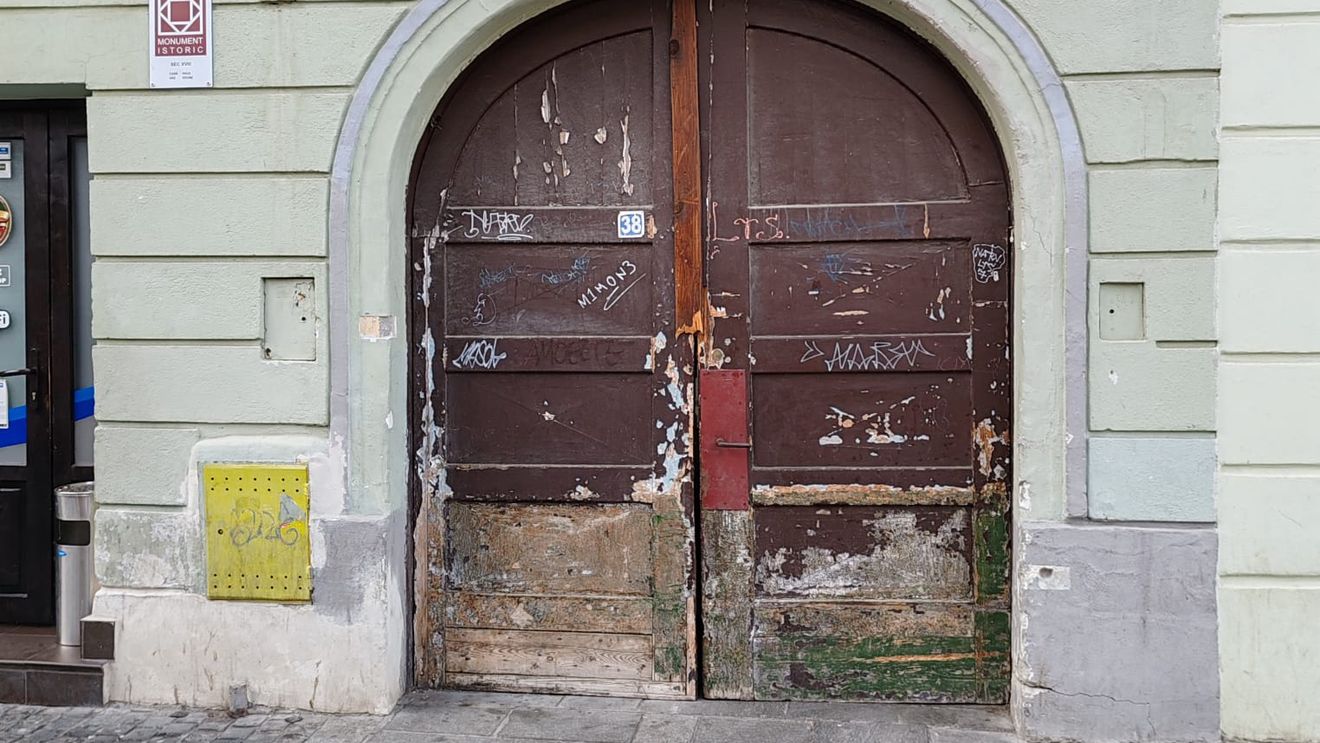 Proprietarii unor case din centrul istoric al Sibiului, amendați pentru că nu-și întrețin porțile
