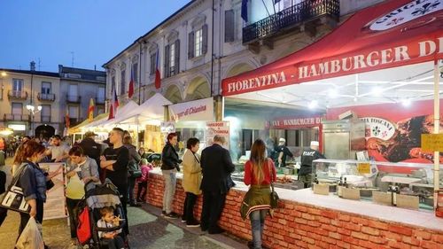 Disperare la  Florența din cauza turiștilor care murdăresc orașul: E nevoie de o taxă pentru sandvișuri, ne costă prea mult curățarea uleiului și sosurilor