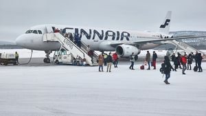 Zboruri anulate sau deviate de pe Aeroportul Otopeni din cauza zăpezii abundente