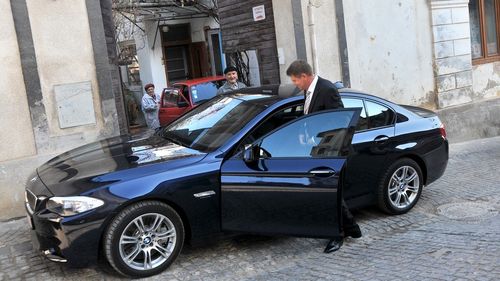 Pasiunea lui Klaus Iohannis pentru BMW: Povestea începe în 2007 cu o limuzină albă / A condus și un model unic în țară, varianta M5 / Presa locală, acum zece ani: Primarul Sibiului este imaginea pe plan local a dealerului auto, cu care are încheiat un contract