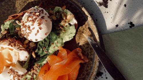 Cinci nutrienți de care are nevoie orice femeie / Specialiștii au stabilit că somonul, legumele verzi, portocalele, nucile și cerealele nu ar trebui să lipsească din dieta unei femei