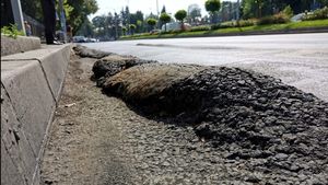 Șleaurile din asfalt apărute din cauza caniculei, noile capcane din traficul bucureștean. Administrația Străzilor dă vina pe autobuzele STB