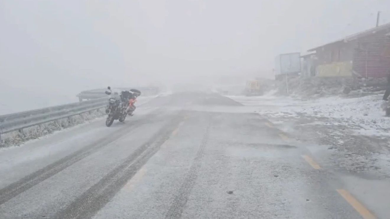 Motociclist „înghețat” pe Transalpina / A pornit la drum cu haine de vară și a intrat în hipotermie / ”A încercat să treacă Transalpina cu haine de 25 de grade”