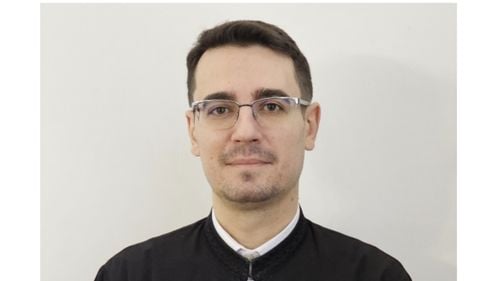 După plecarea lui Vasile Bănescu, noul purtător de cuvânt al Patriarhiei Române este Adrian Agachi / Acesta are studii efectuate în străinătate, la Universitatea din Lampeter, Țara Galilor, și la Universitatea din Winchester