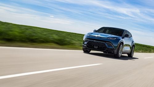 Compania lui Henrik și Geeta Fisker, cuplul care visa să detroneze Tesla lui Elon Musk, a suspendat producția / Startup-ul mai are doar 121 de milioane de dolari în bancă