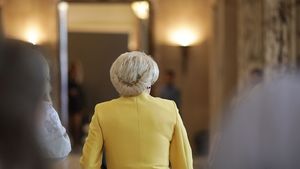 VIDEO Cum promiteau Dăncilă și Teodorovici în ianuarie că nu vor crește taxele. 11 luni mai târziu, majorează impozite pe bandă rulantă