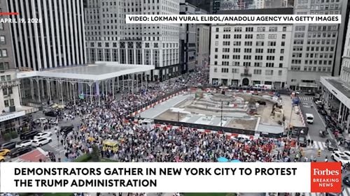 VIDEO Mii de oameni, la proteste anti-Trump în SUA / Protestele politice devin tot mai frecvente în SUA, iar manifestaţiile „Hands Off” de la începutul lunii aprilie au atras mulţimi uriaşe