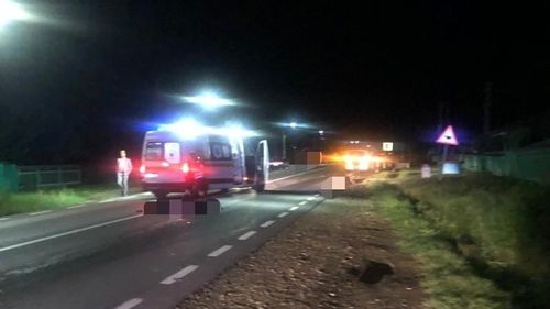 O femeie a murit şi un bărbat a fost rănit după ce au fost loviţi de o autoutilitară condusă de un cetăţean ucrainean/ Victimele mergeau pe mijlocul benzii de circulaţie