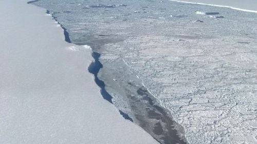 Două persoane sunt date dispărute şi alte două au fost rănite după prăbuşirea unei peşteri de gheaţă în Islanda / Accidentul s-a produs în una dintre cele mai populare destinaţii turistice