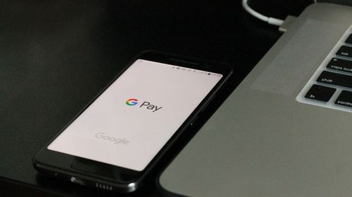 Clienții băncilor rusești care au fost sancționate de Occident nu vor mai putea utiliza serviciile de plată Google Pay și Apple Pay