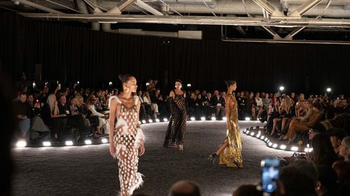 Schiaparelli SS26: Daniel Roseberry reînvie „hard chic” și transparența curajoasă, dar nuanțele sobre pun sub semnul întrebării spiritul excentric original al casei