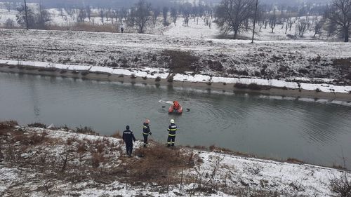 Argeș: O mașină a căzut într-un canal din Valea Danului, în zona Hidrocentralei. Șoferut a fost evacuat cu o barcă de salvare