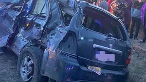 O persoană a murit şi alte două au fost rănite după ce un autoturism şi un TIR s-au ciocnit, pe DN 2