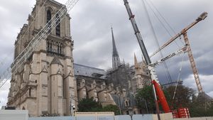 Un bărbat a reuşit să escaladeze catedrala Notre-Dame, înainte de a zbura cu parapanta de pe schelă