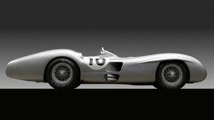 Un Mercedes-Benz din 1954, evaluat între 50 și 70 de milioane de dolari, se va număra în curând printre mașinile legendare de curse scoase la licitație