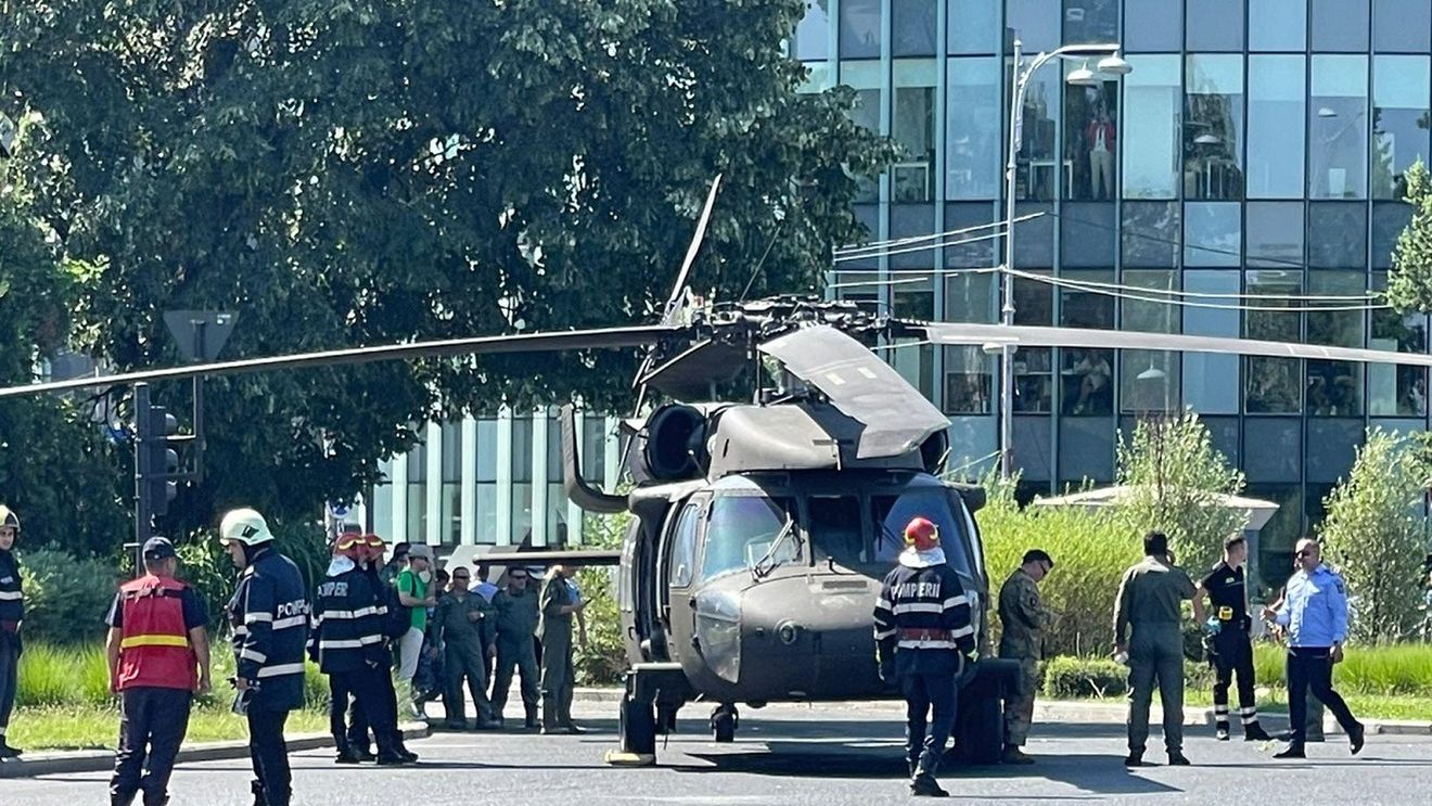 Elicopterul american Black Hawk care a aterizat forțat, scos din Piața Charles de Gaulle și transportat pe DN 1 spre o unitate militară