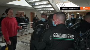 Şeful Jandarmeriei menţionează "posibilitatea unui conflict armat" în Franţa