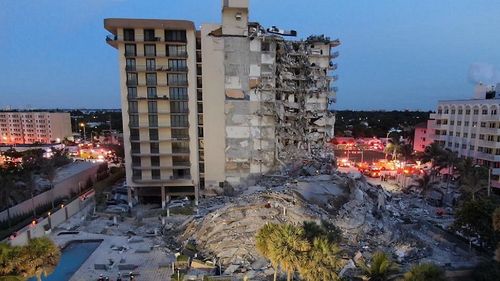 Blocul prăbușit din Miami: Bilanţul victimelor  creşte la cinci morţi / 156 de persoane date în continuare dispărute / Rămăşiţe umane, găsite între dărâmături