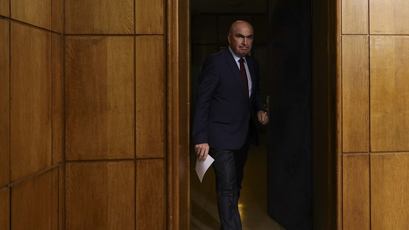 VIDEO Premierul Bolojan a anunțat măsurile fiscale: TVA crește la 11% și 21%. Suprataxarea băncilor și a jocurilor de noroc / Cresc accizele la tutun, alcool și combustibil / Creșterea contributorilor la CNAS / Crește impozitul pe dividende la 16%