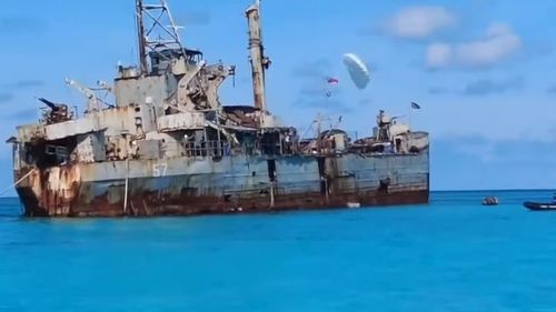 Ce mâncare primesc militarii de pe Sierra Madre, epava ruginită care este mărul discordiei dintre China și Filipine în Marea Chinei de Sud / Beijingul a încercat să-i înfometeze pe pușcașii marini