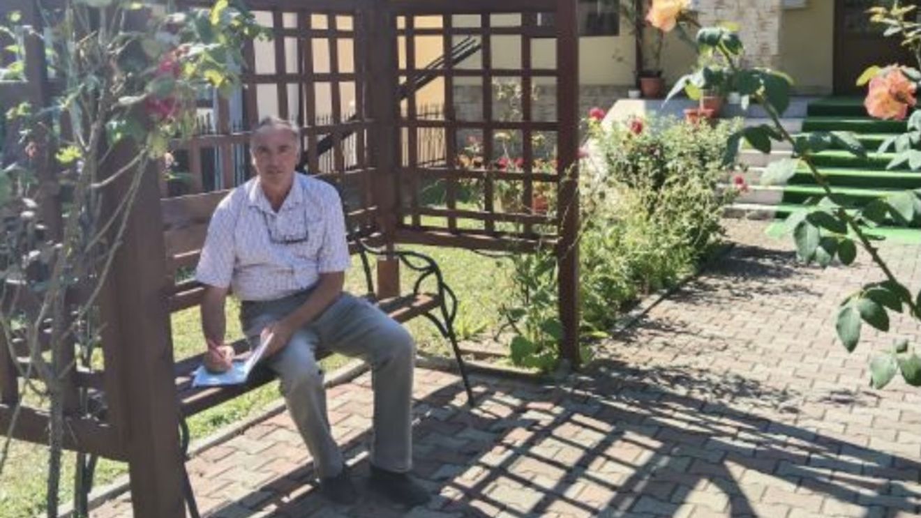 Viceprimarul unei comune din Buzău acordă audienţe în curtea primăriei, pe o bancă / Nu are birou în clădirea primăriei, fiind refuzat de către primar