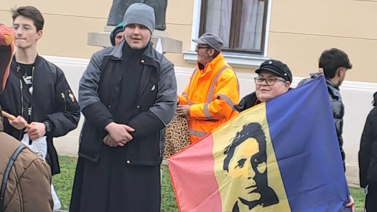 UPDATE Steag cu portretul criminalului legionar Corneliu Zelea Codreanu la Alba Iulia, în grupul susținătorilor SOS