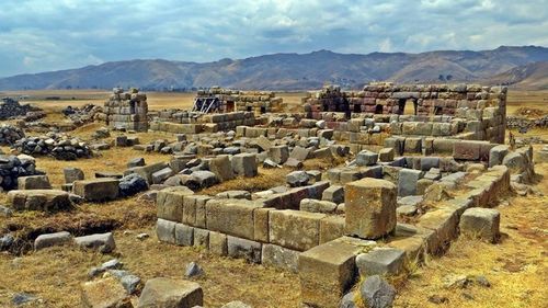 Băi sacre incaşe descoperite în inima Anzilor peruvieni / Au fost excavate două bazine cu o adâncime de doi metri, cu băncuţe amenajate pentru confortul oaspeţilor