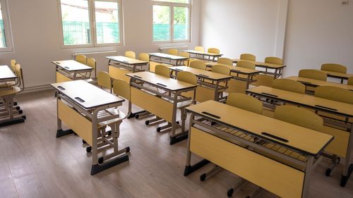 60 de copii din patru sate brașovene lipsesc de la școală pentru că microbuzul care îi transportă este defect