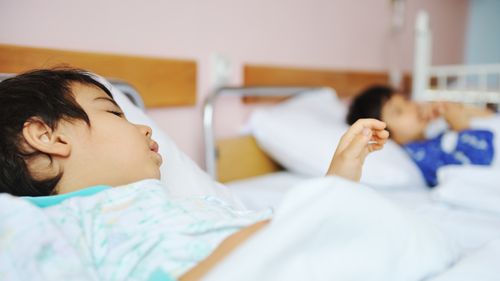 UPDATE Al șaptelea copil internat la Spitalul „Sfânta Maria” din Iaşi a murit în urma unei posibile infecții nosocomiale/ Micuțul fusese transferat la spitalul Grigore Alexandrescu din Capitală / Ministrul Sănătății spune că nu a văzut „un haos mai mare administrativ şi procedural într-un spital”