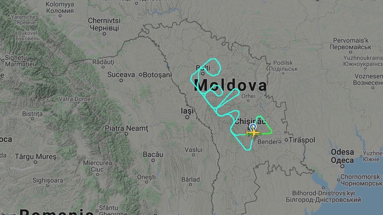 Un avion Airbus A321 a scris pe cerul Moldovei cuvântul ”relax” / O lansare inedită a unui post de radio