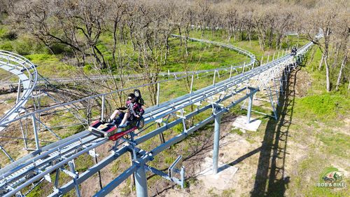FOTO: S-a deschis Bob & Bike Adrenalina Gârboavele, o zonă de agrement unică în România / Piste de bob, două trasee de biciclete, un turn de escaladă de 10 metri, locuri de joacă pentru copii, foișoare și un amfiteatru pentru evenimente în aer liber