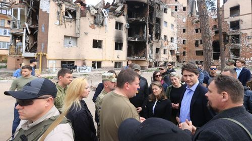 Premierul Canadei susține că gropile comune descoperite în Ucraina sunt dovezi ale crimelor de război ale Rusiei