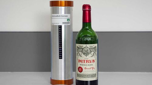 O sticlă de vin Chateau Petrus, care a petrecut 14 luni în spaţiu, pusă în vânzare pentru 1 milion de dolari