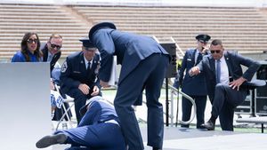 VIDEO Momentul când Joe Biden cade pe scenă în timpul unei ceremonii militare/ Casa Albă a transmis că președintele SUA se simte bine după căzătură